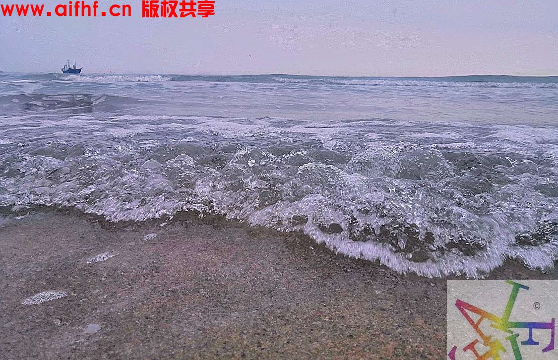 海边浪花滚滚